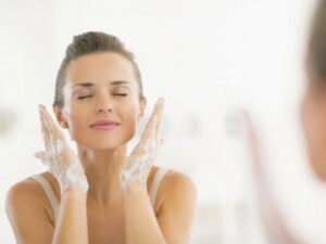 Como fazer limpeza de pele
